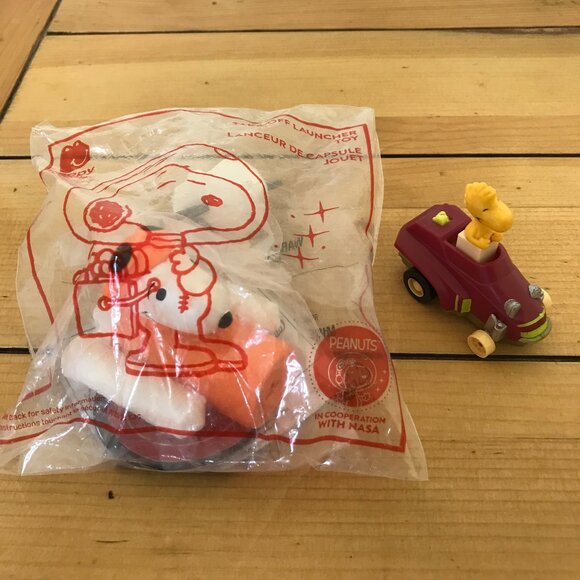 Peanuts Snoopy Take-Off Launcher 2019 McDonald's Happy Toy + Woodstock 1972 Car - Picture 1 of 6